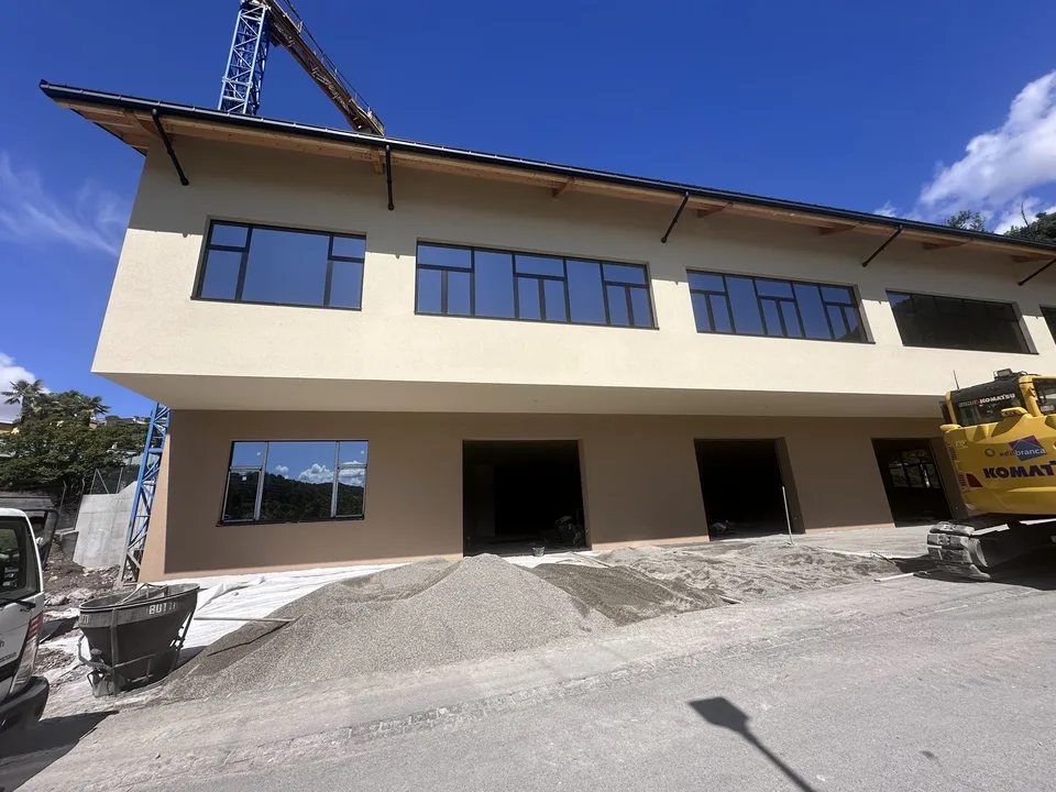 NOUVEAU bâtiment commercial de 2670 m² à Vacallo
