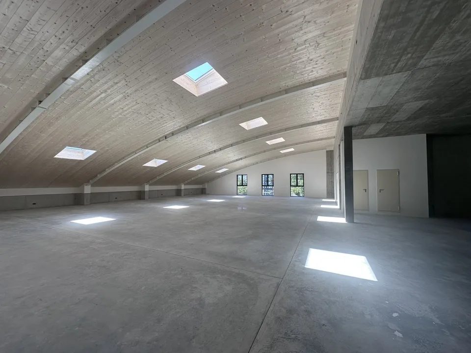 NOUVEAU bâtiment commercial de 2670 m² à Vacallo