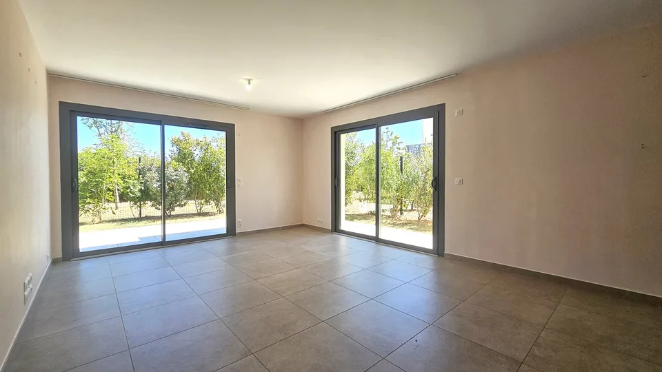 Divonne, 95m2, T4 von 2023, mit Garten/Terrasse von 162m2 und 2 Garagen