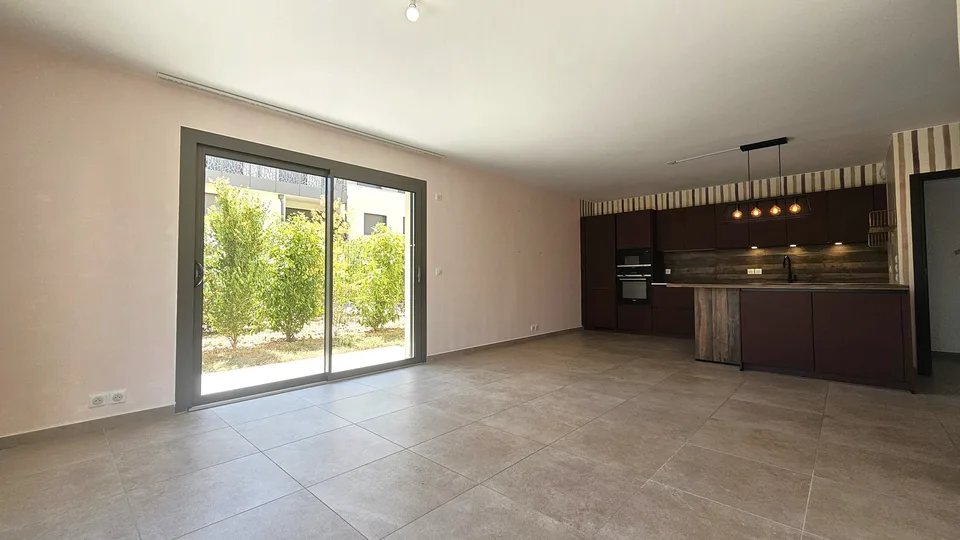 Divonne, 95m2, T4 von 2023, mit Garten/Terrasse von 162m2 und 2 Garagen