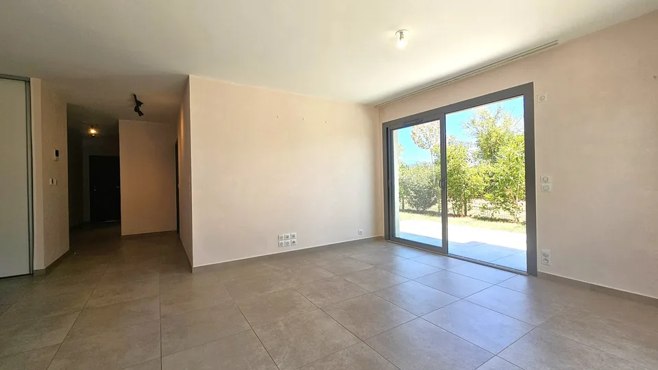Divonne, 95m2, T4 von 2023, mit Garten/Terrasse von 162m2 und 2 Garagen