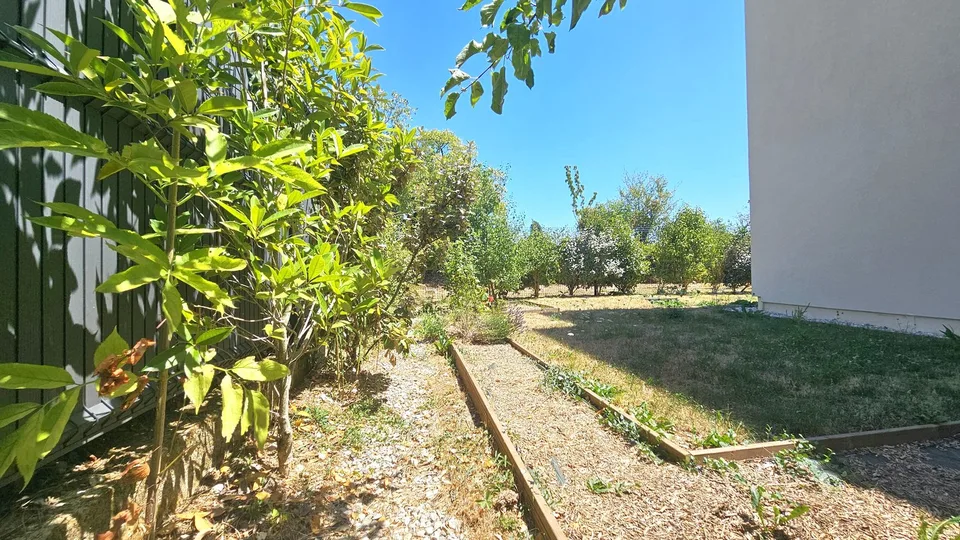 Divonne, 95m2, T4 von 2023, mit Garten/Terrasse von 162m2 und 2 Garagen