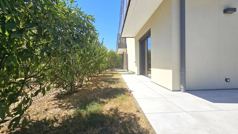 Divonne, 95m2, T4 von 2023, mit Garten/Terrasse von 162m2 und 2 Garagen