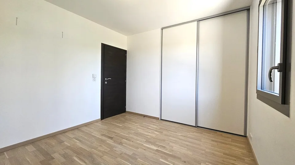 Divonne, 95m2, T4 von 2023, mit Garten/Terrasse von 162m2 und 2 Garagen