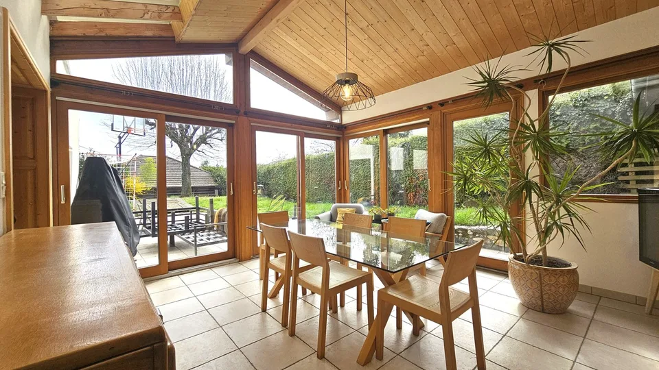 Prévessin-Moëns   Charmante maison villageoise en pierre de 220 m² habitable, à deux pas du centre