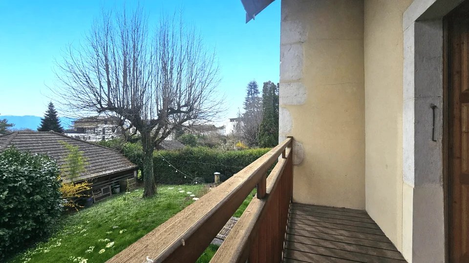 Prévessin-Moëns   Charmante maison villageoise en pierre de 220 m² habitable, à deux pas du centre