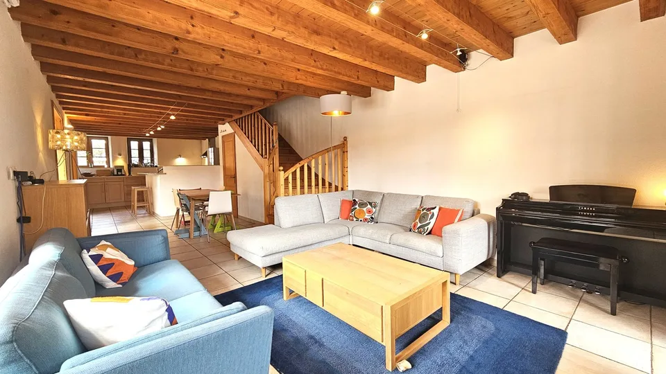 Prévessin-Moëns   Charmante maison villageoise en pierre de 220 m² habitable, à deux pas du centre