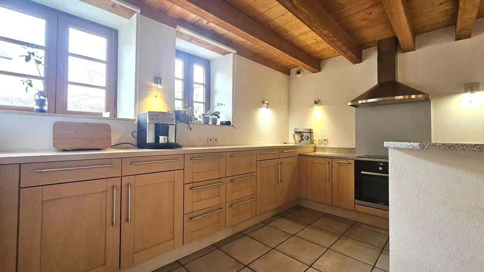 Prévessin-Moëns   Charmante maison villageoise en pierre de 220 m² habitable, à deux pas du centre