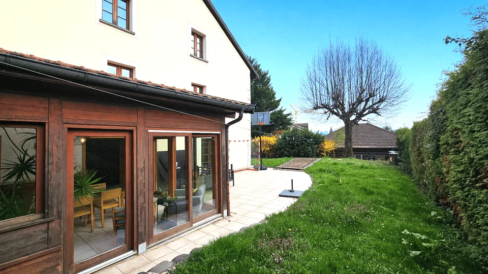 Prévessin-Moëns   Charmante maison villageoise en pierre de 220 m² habitable, à deux pas du centre