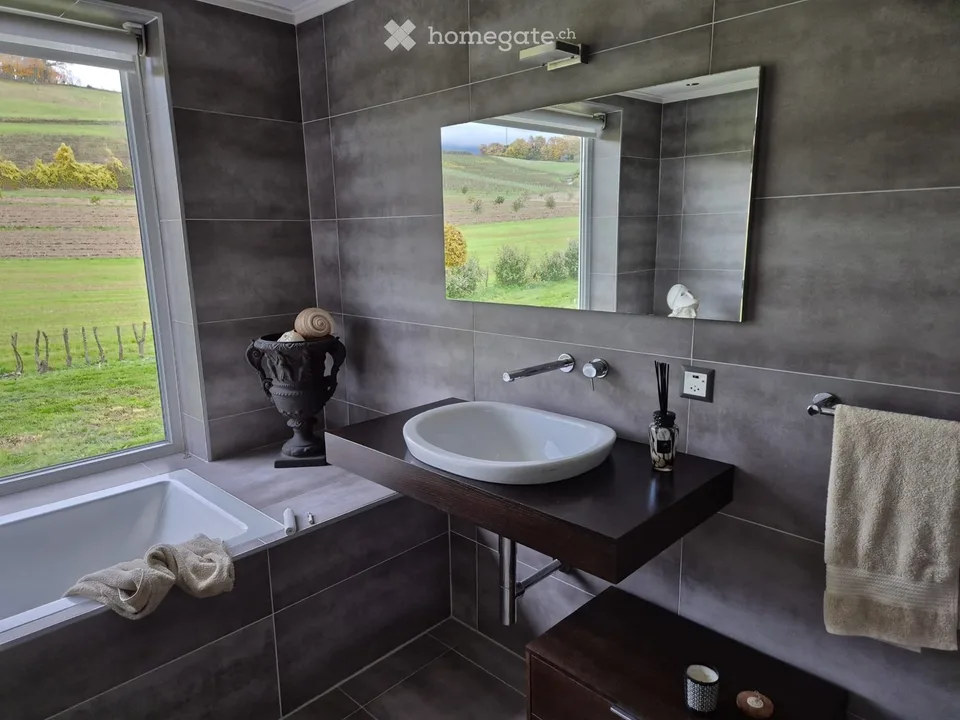 Großes Zimmer in Villa mit Garten und Pool