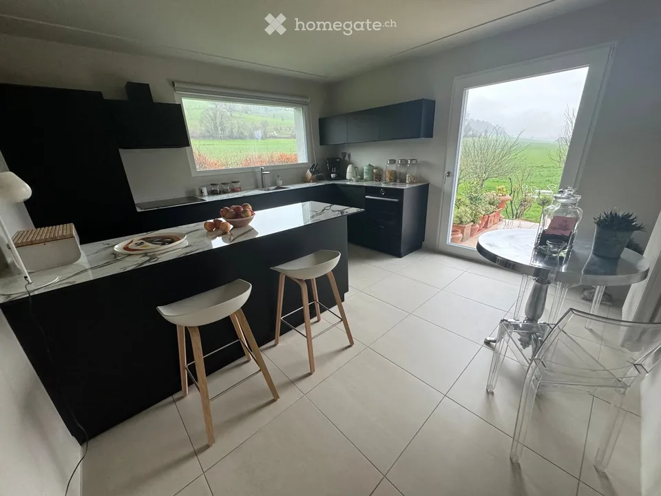 Großes Zimmer in Villa mit Garten und Pool