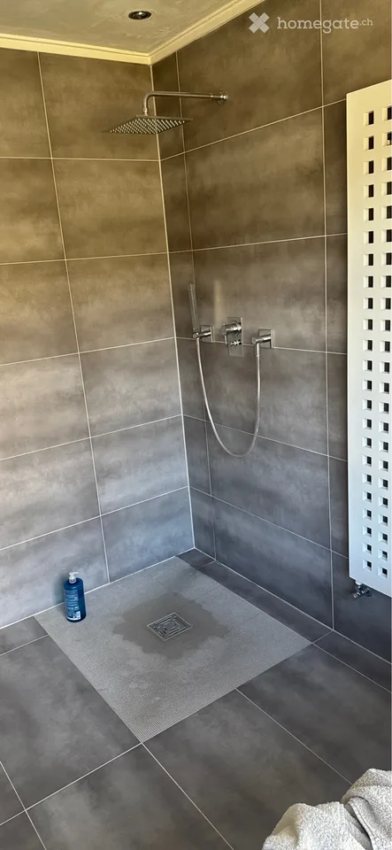 Großes Zimmer in Villa mit Garten und Pool