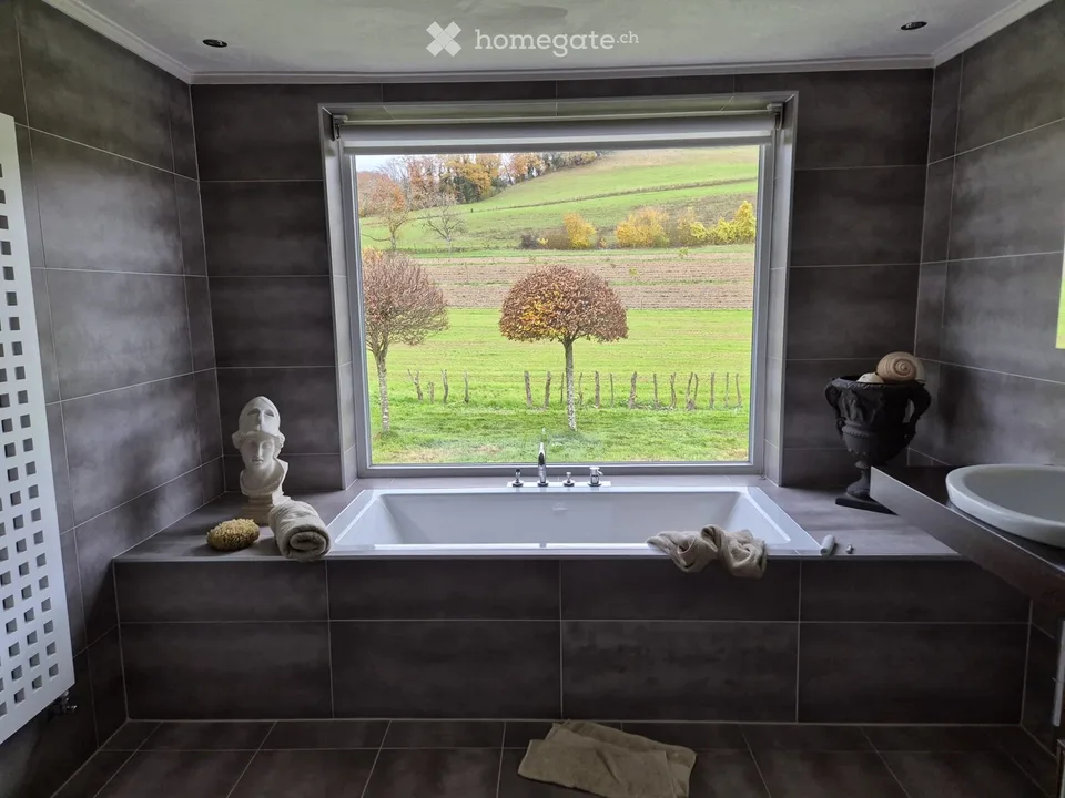 Großes Zimmer in Villa mit Garten und Pool