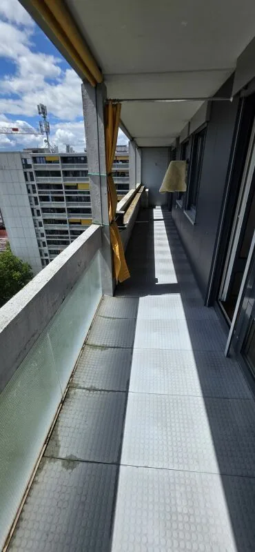 Appartamento luminoso 4.5 locali al 14° piano con ampio balcone e bella vista!