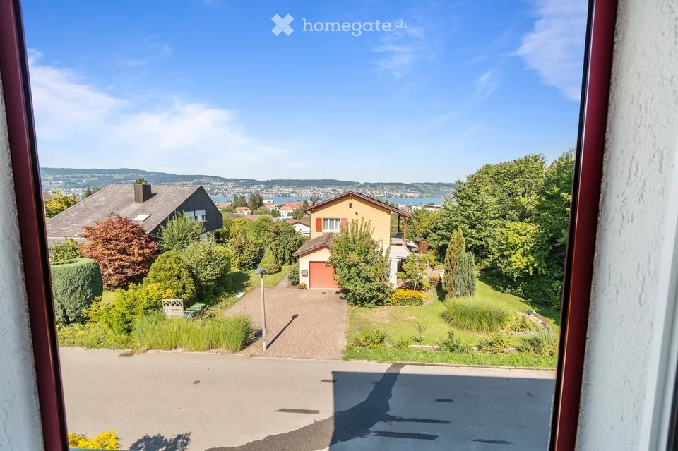 Attraktive 2.5-Zimmer-Wohnung mit Seesicht und sonnigem Balkon