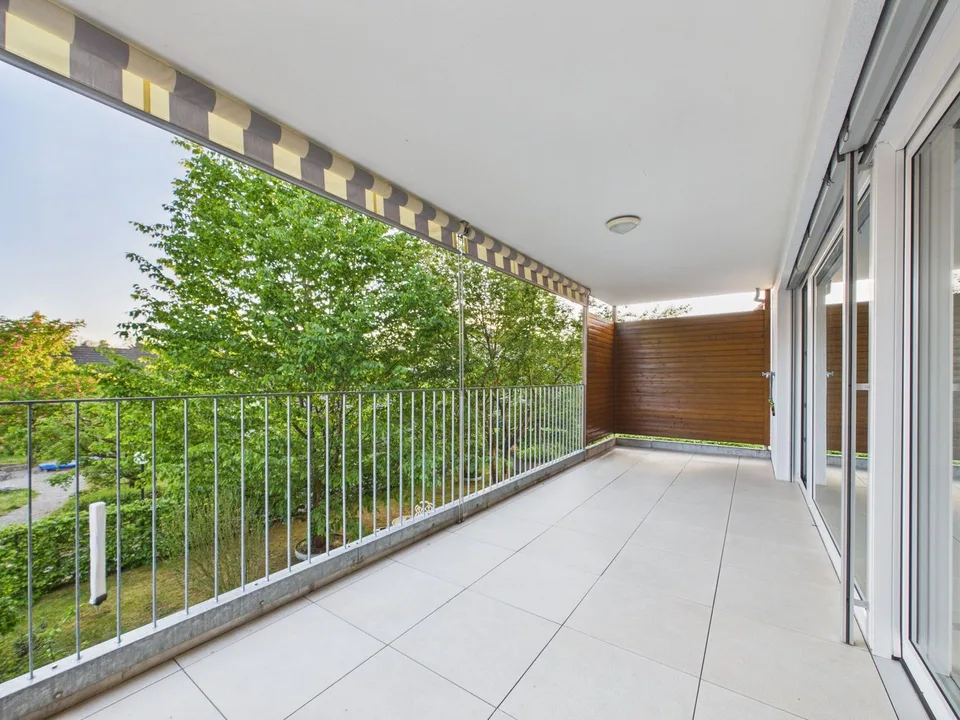 Moderne 4.5-Zimmer-Wohnung mit Balkon, Dachsen