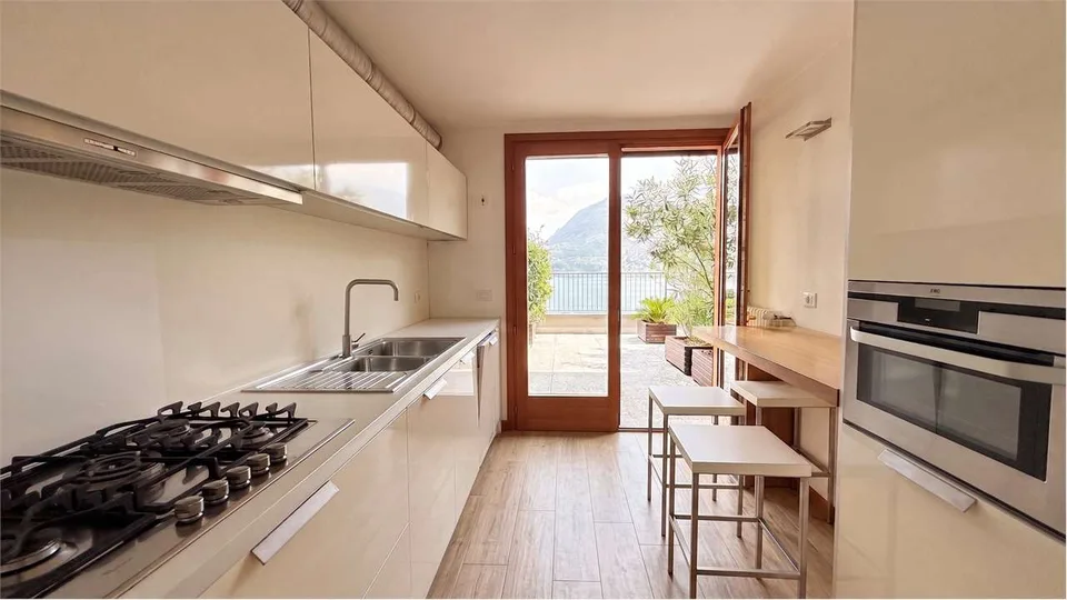Elegantes Duplex mit Seeblick, Pool und Panoramaterrassen