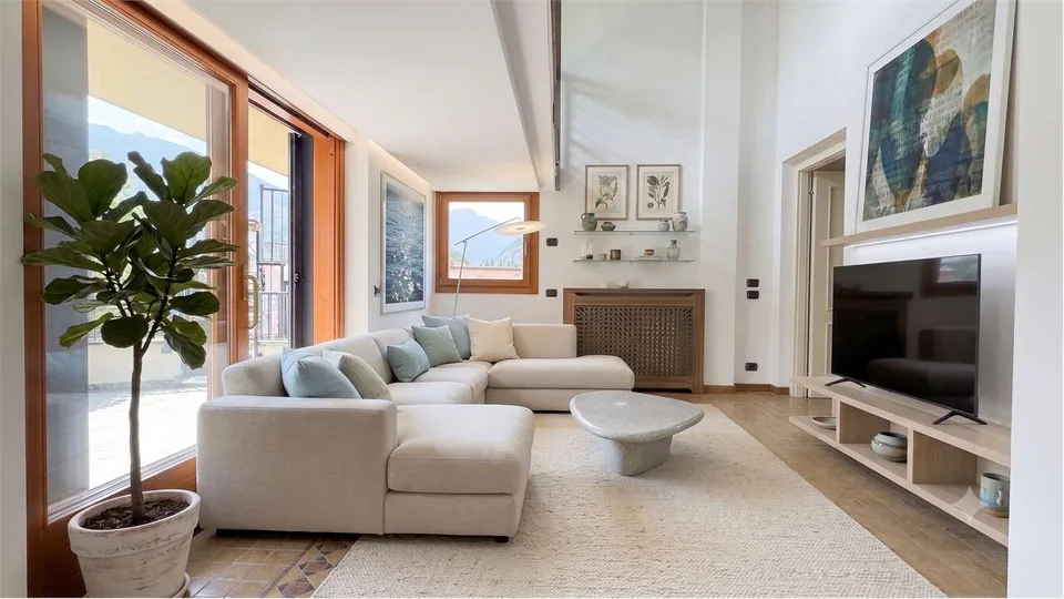 Elegantes Duplex mit Seeblick, Pool und Panoramaterrassen
