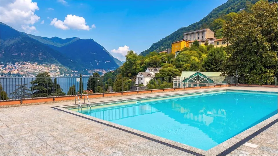 Elegantes Duplex mit Seeblick, Pool und Panoramaterrassen