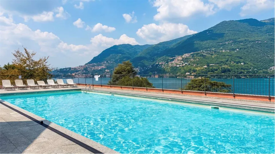 Elegante duplex vista lago con piscina e terrazzi panoramici