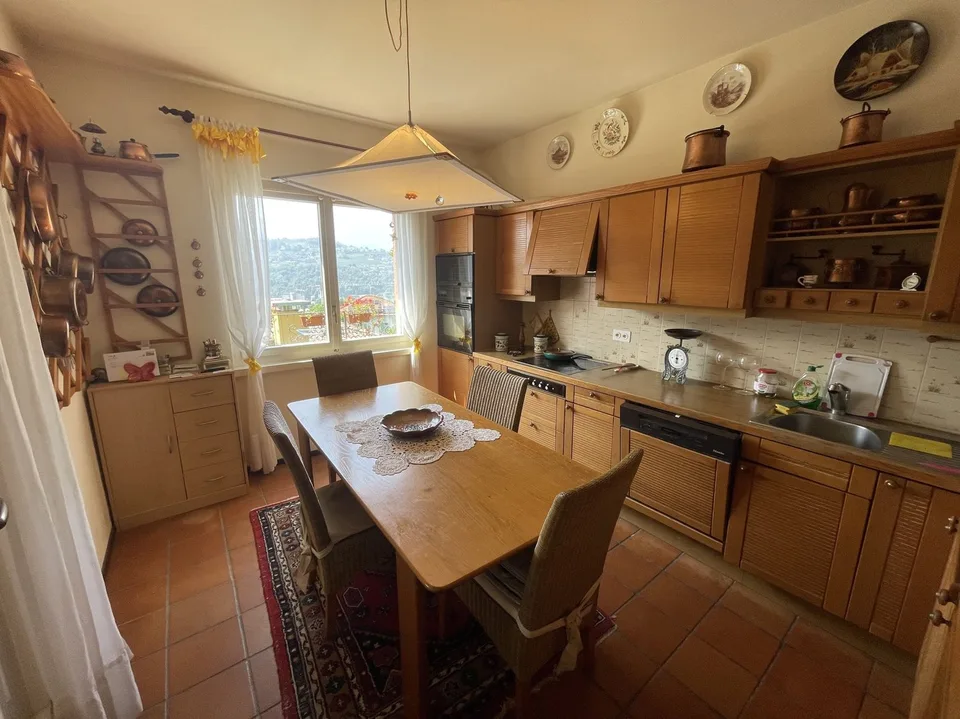 WEITLAUFENDES HAUS 5.5 IN EINZIGARTIGER LAGE IN PREGASSONA ALTA