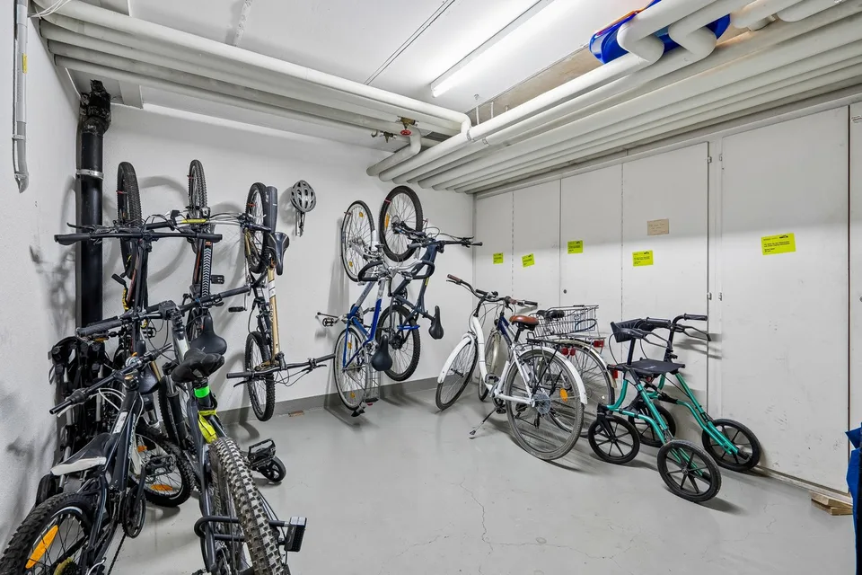 Grosszügige 3.5-Zimmer-Wohnung mit sonnigem Sitzplatz in ruhiger Lage in Zürich-Seebach