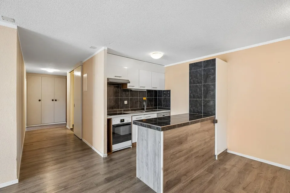 Grosszügige 3.5-Zimmer-Wohnung mit sonnigem Sitzplatz in ruhiger Lage in Zürich-Seebach