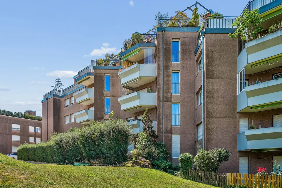 Grosszügige 3.5-Zimmer-Wohnung mit sonnigem Sitzplatz in ruhiger Lage in Zürich-Seebach