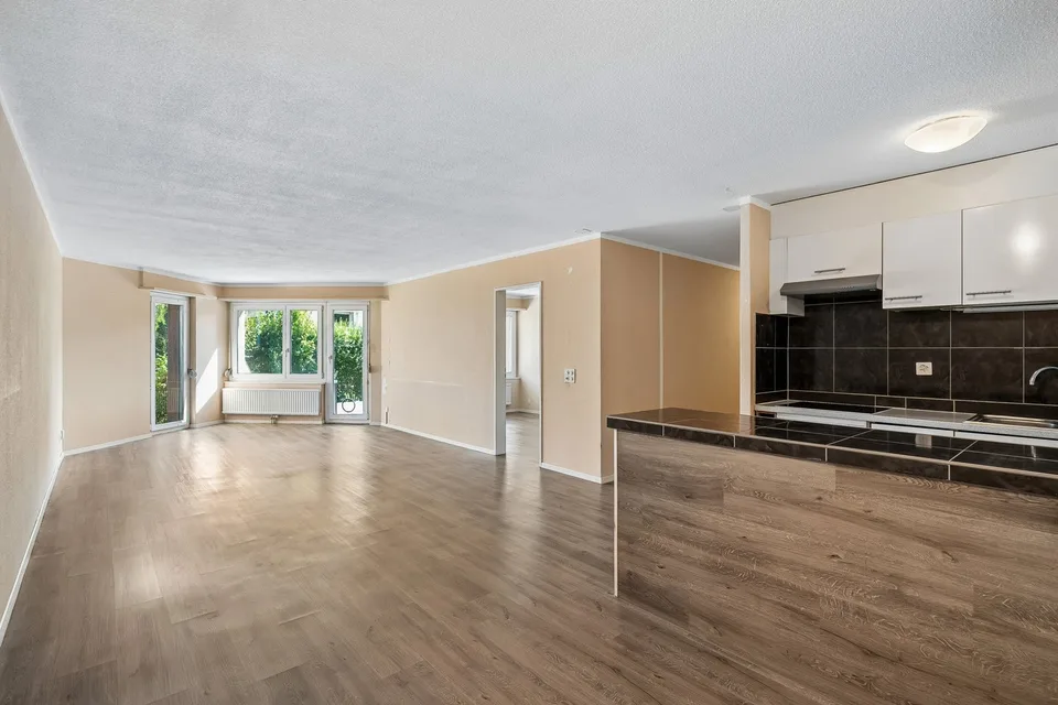 Grosszügige 3.5-Zimmer-Wohnung mit sonnigem Sitzplatz in ruhiger Lage in Zürich-Seebach