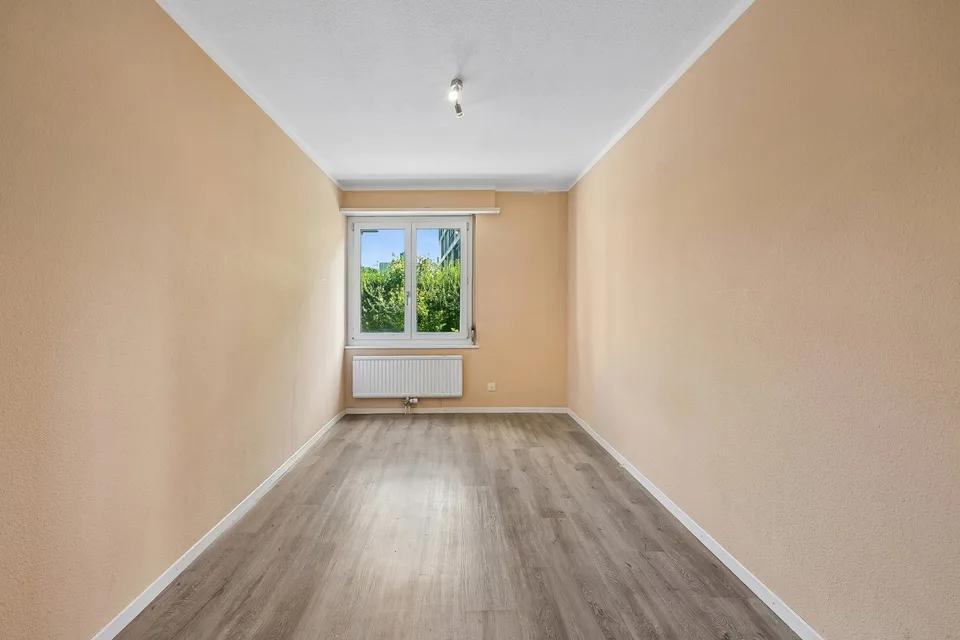 Grosszügige 3.5-Zimmer-Wohnung mit sonnigem Sitzplatz in ruhiger Lage in Zürich-Seebach