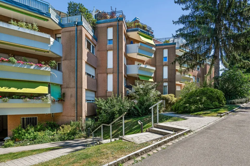 Grosszügige 3.5-Zimmer-Wohnung mit sonnigem Sitzplatz in ruhiger Lage in Zürich-Seebach