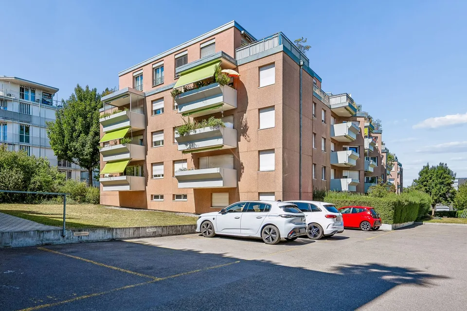 Grosszügige 3.5-Zimmer-Wohnung mit sonnigem Sitzplatz in ruhiger Lage in Zürich-Seebach