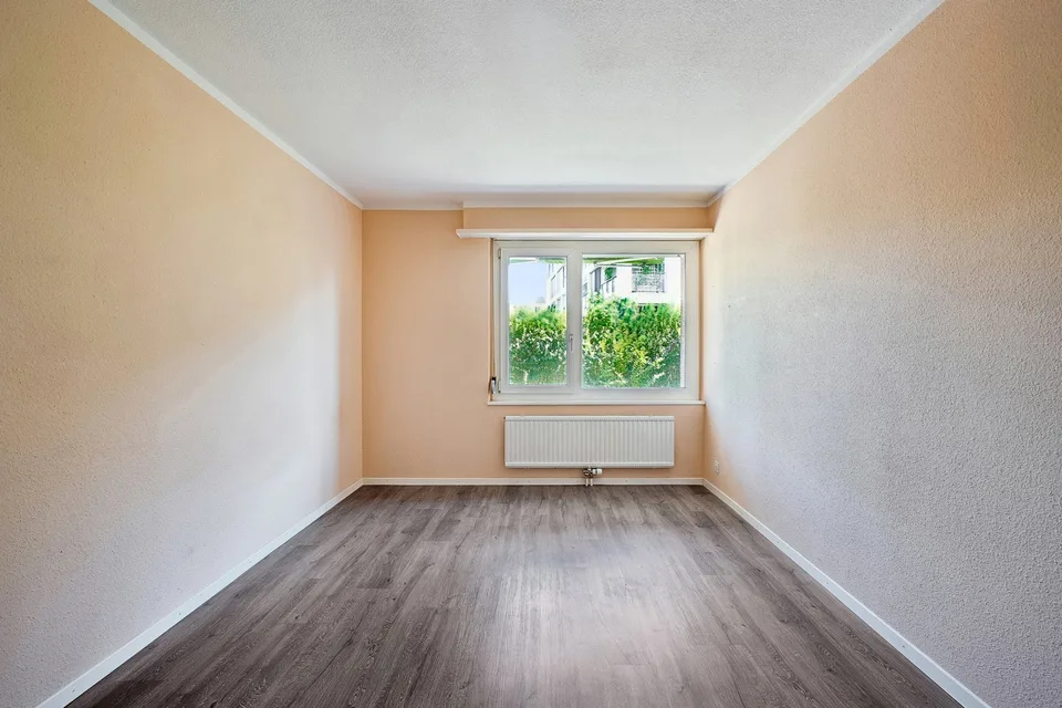 Grosszügige 3.5-Zimmer-Wohnung mit sonnigem Sitzplatz in ruhiger Lage in Zürich-Seebach