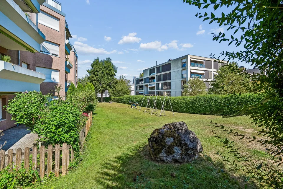Grosszügige 3.5-Zimmer-Wohnung mit sonnigem Sitzplatz in ruhiger Lage in Zürich-Seebach