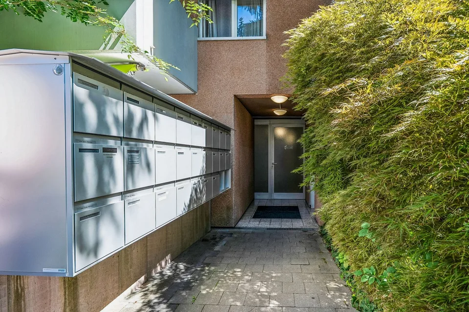Grosszügige 3.5-Zimmer-Wohnung mit sonnigem Sitzplatz in ruhiger Lage in Zürich-Seebach