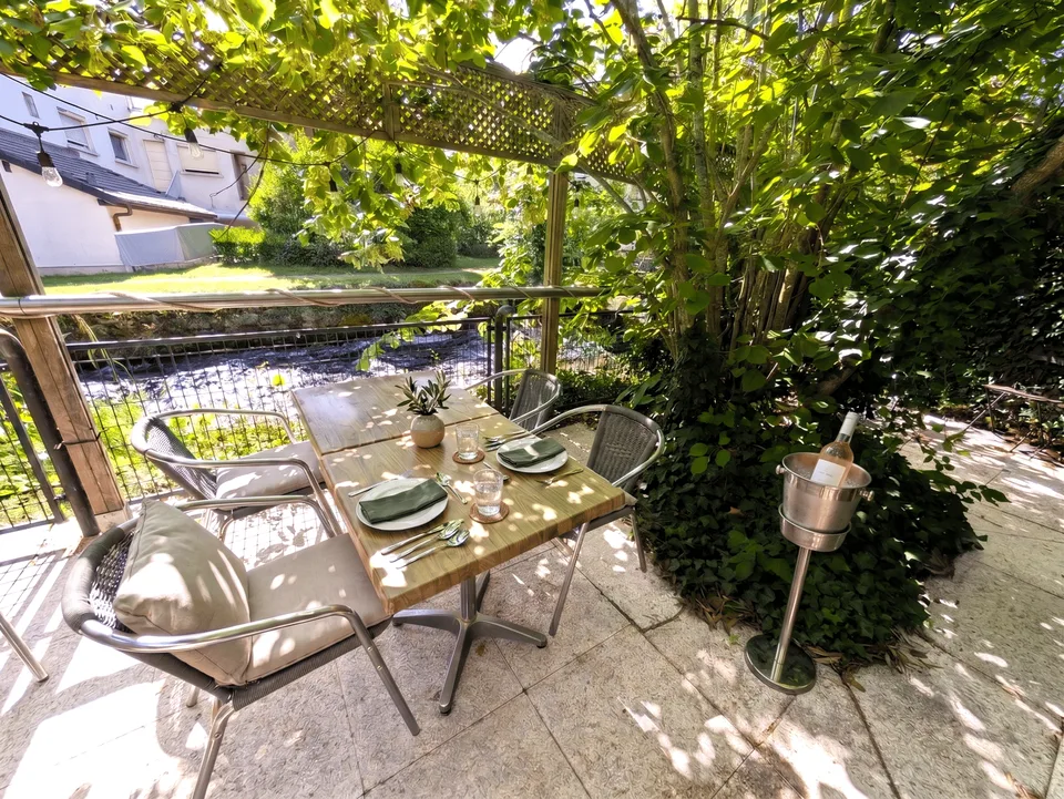 Restaurant-Lizenz III zu verkaufen: Stadtzentrum von Divonne-les-Bains, Terrasse + privater Garten am Wasser