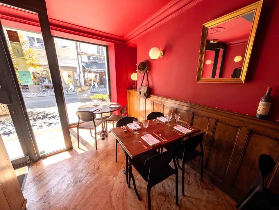 Restaurant-Lizenz III zu verkaufen: Stadtzentrum von Divonne-les-Bains, Terrasse + privater Garten am Wasser