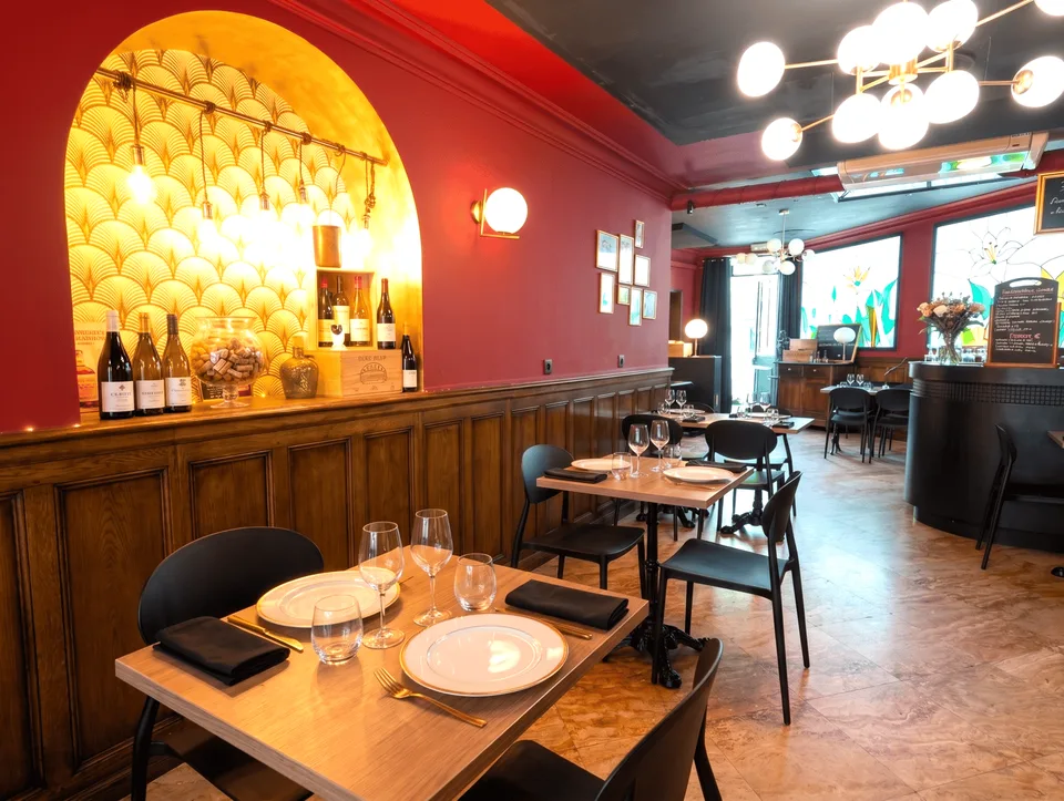Restaurant-Lizenz III zu verkaufen: Stadtzentrum von Divonne-les-Bains, Terrasse + privater Garten am Wasser