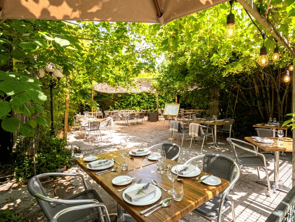 Restaurant-Lizenz III zu verkaufen: Stadtzentrum von Divonne-les-Bains, Terrasse + privater Garten am Wasser
