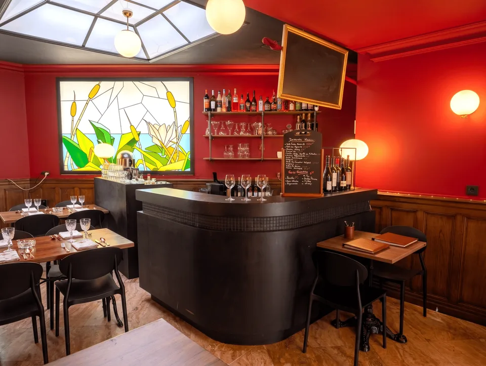 Restaurant-Lizenz III zu verkaufen: Stadtzentrum von Divonne-les-Bains, Terrasse + privater Garten am Wasser