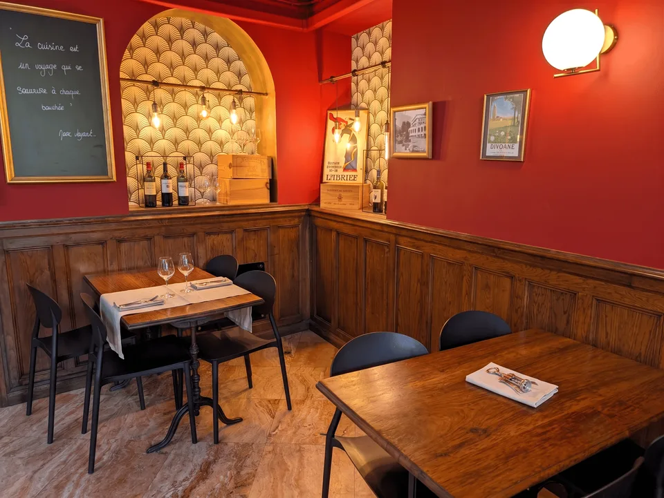 Restaurant-Lizenz III zu verkaufen: Stadtzentrum von Divonne-les-Bains, Terrasse + privater Garten am Wasser