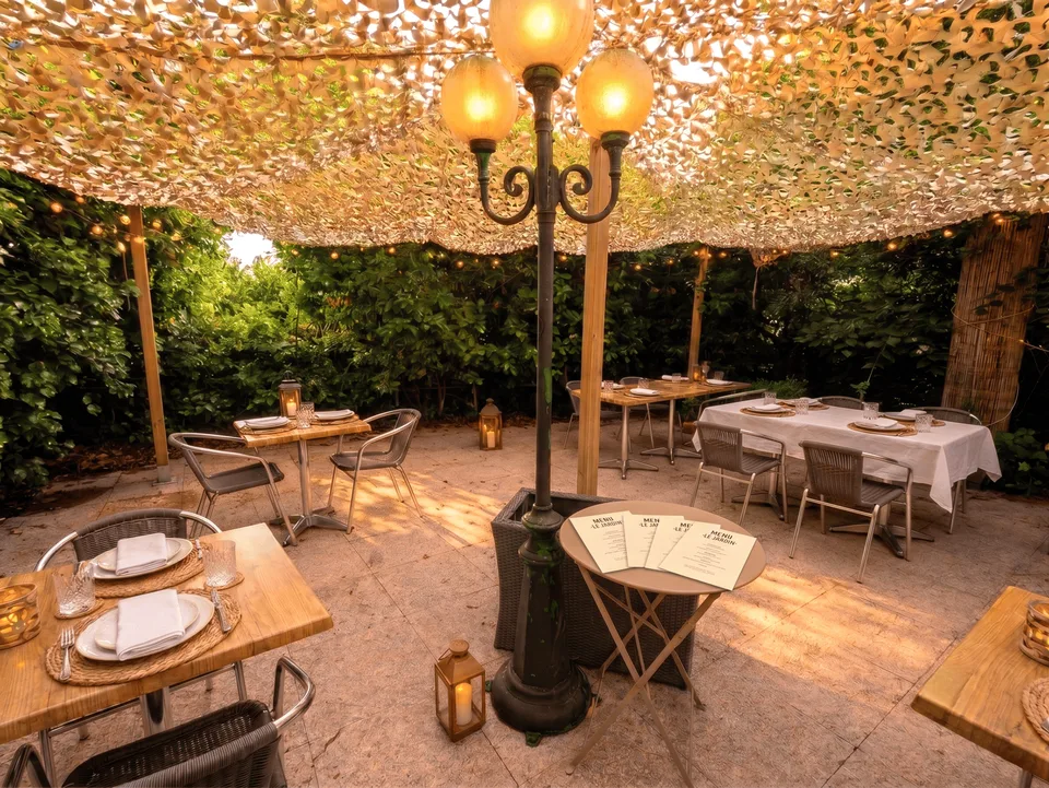 Restaurant-Lizenz III zu verkaufen: Stadtzentrum von Divonne-les-Bains, Terrasse + privater Garten am Wasser