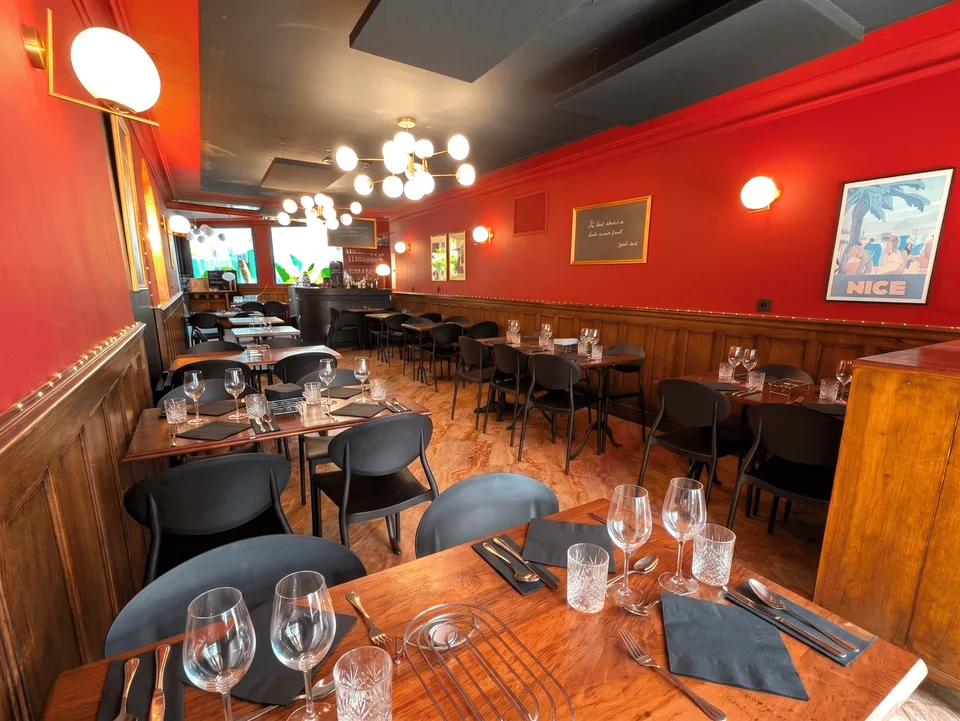 Restaurant-Lizenz III zu verkaufen: Stadtzentrum von Divonne-les-Bains, Terrasse + privater Garten am Wasser