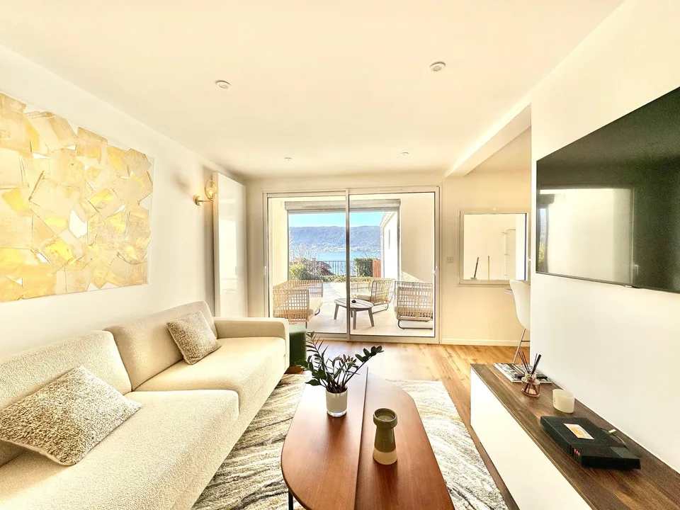 Appartement refait à neuf avec grande terrasse vue lac !!!