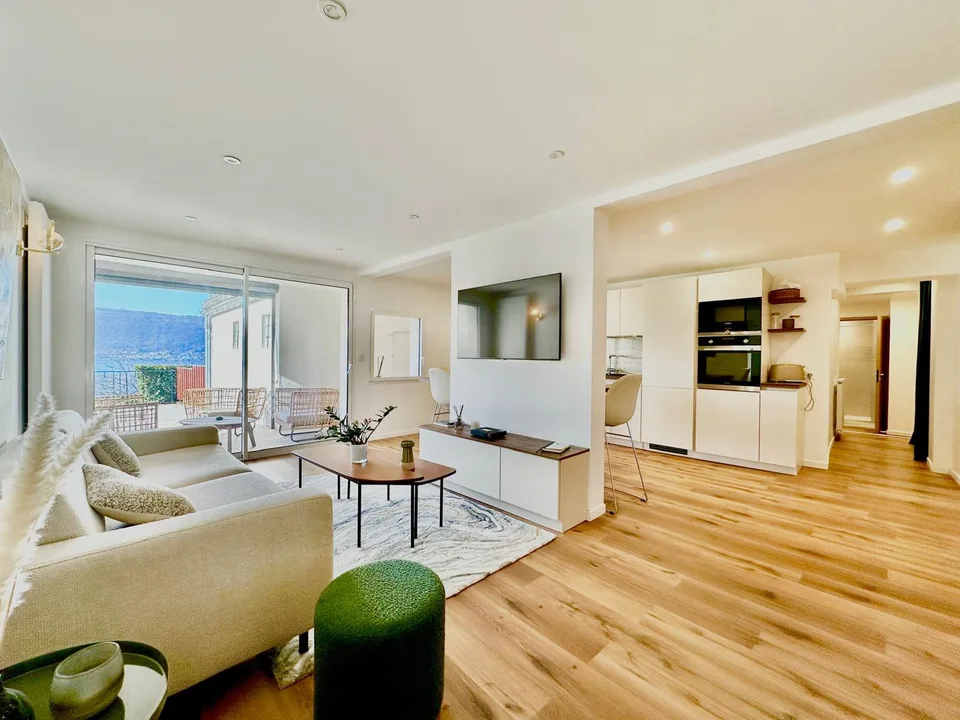 Appartement refait à neuf avec grande terrasse vue lac !!!