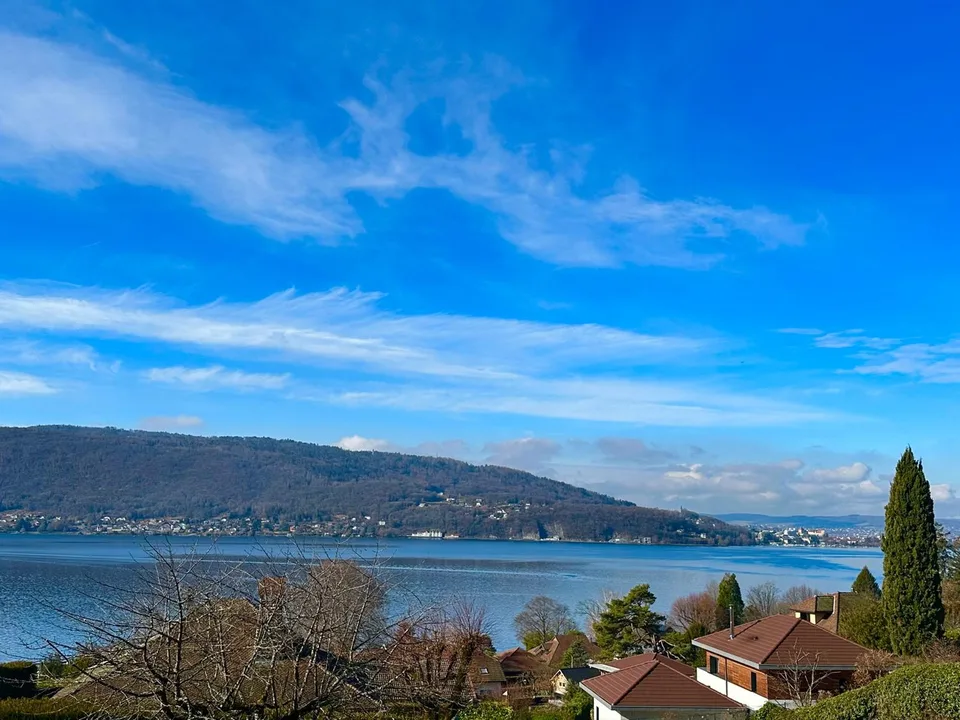 Appartement refait à neuf avec grande terrasse vue lac !!!