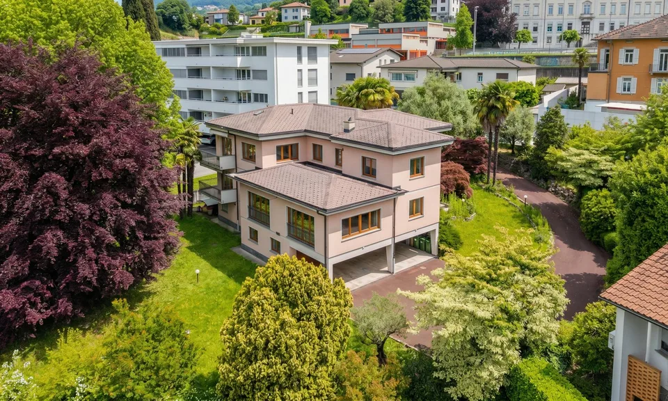 PRESTIGIOSA VILLA DI 9.5 LOCALI CON GRANDE TERRENO A VACALLO