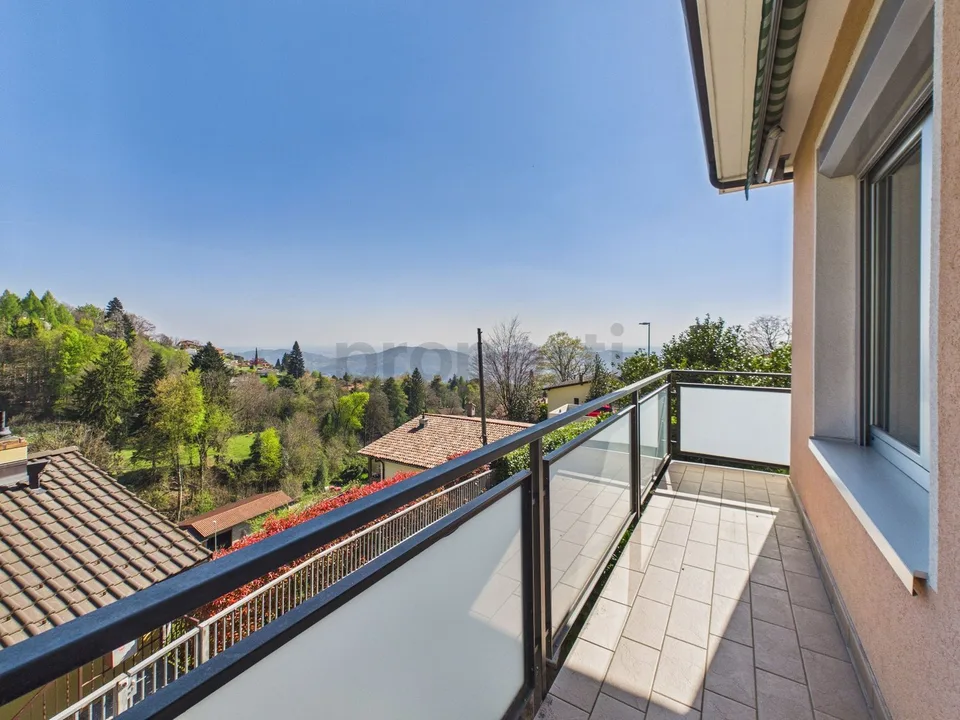 Elegantes Einfamilienhaus mit 6.5 Zimmern, großem Garten und Parkplatz, Breggia