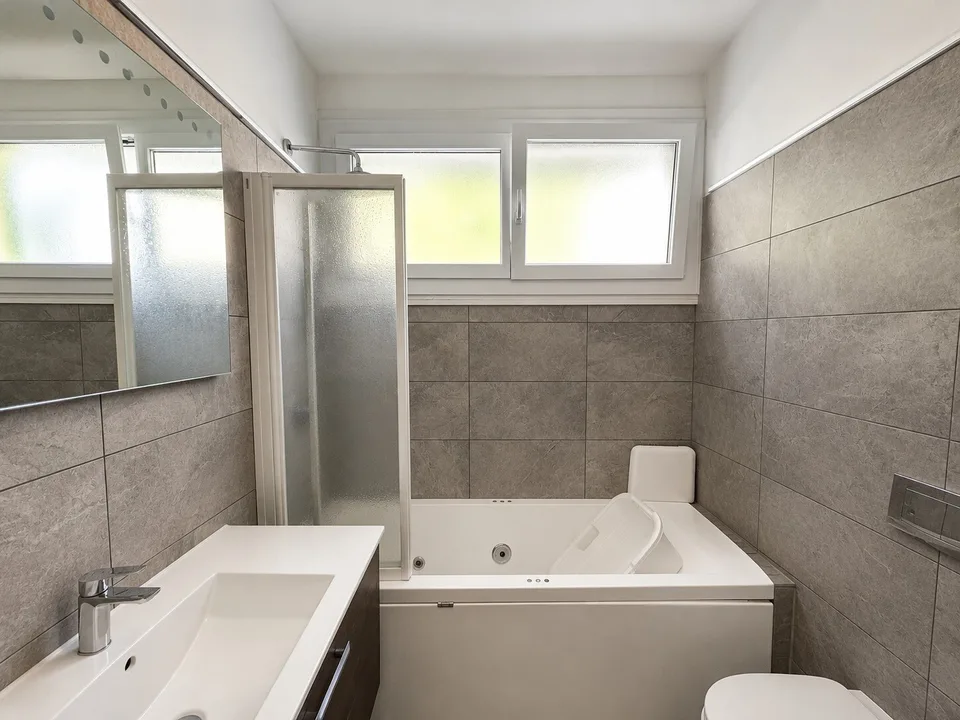 GROSSE 3.5 ZIMMER WOHNEINHEIT MIT GROßEM PRIVATGARTEN IN LUGANO BESSO