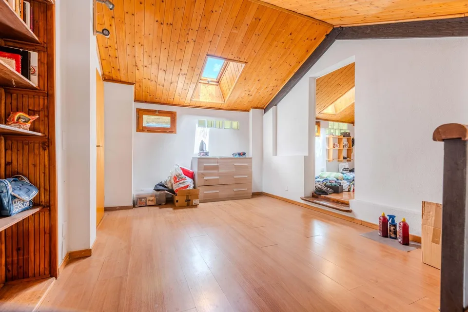 GROßES UND HELLES HAUS MIT 13 ZIMMERN IN NOVAZZANO